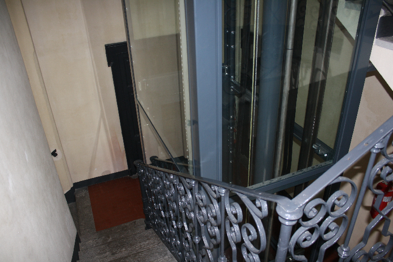 Dettaglio su ascensore in vano scale realizzato a Milano - 3
