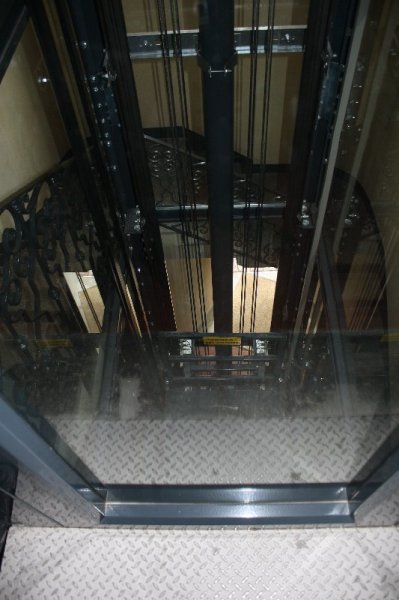 Dettaglio su ascensore in vano scale realizzato a Milano - 2