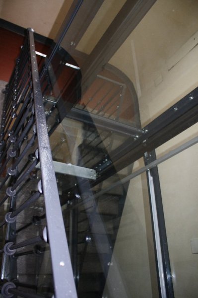 Dettaglio su ascensore in vano scale realizzato a Milano