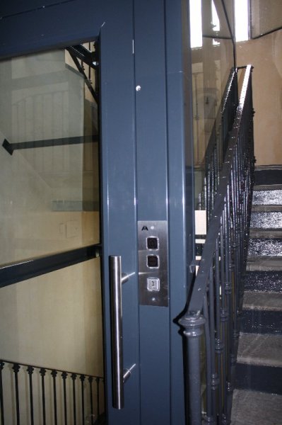Dettaglio su pulsantiera esterna ascensore realizzato a Milano