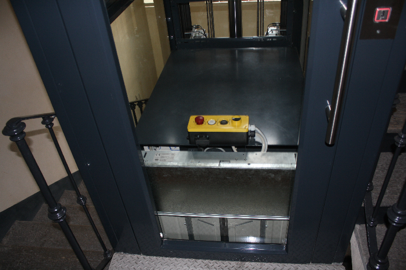 Dettaglio su comandi ascensore realizzato a Milano - 1