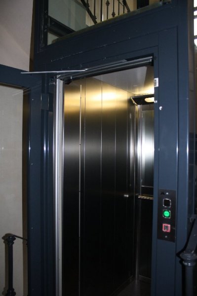 Dettaglio su ingresso ascensore realizzato a Milano - 3