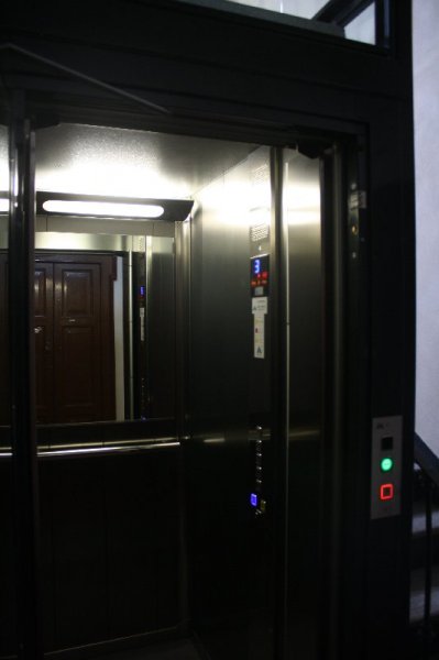 Dettaglio su interno ascensore realizzato a Milano - 3