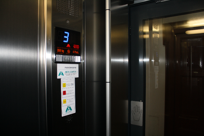 Dettaglio su indicatore piano ascensore realizzato a Milano - 2