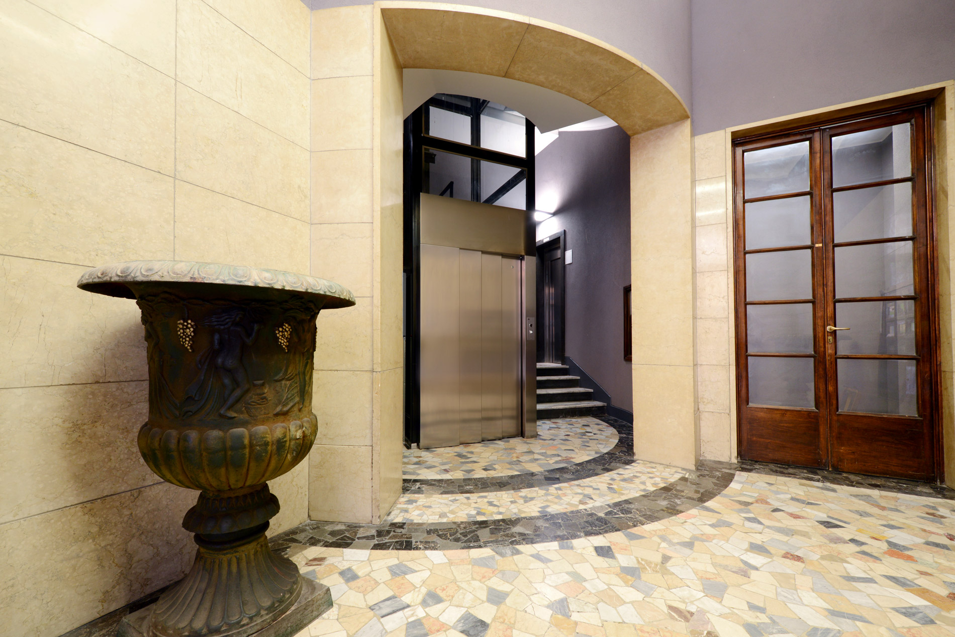 ascensore in edificio antico