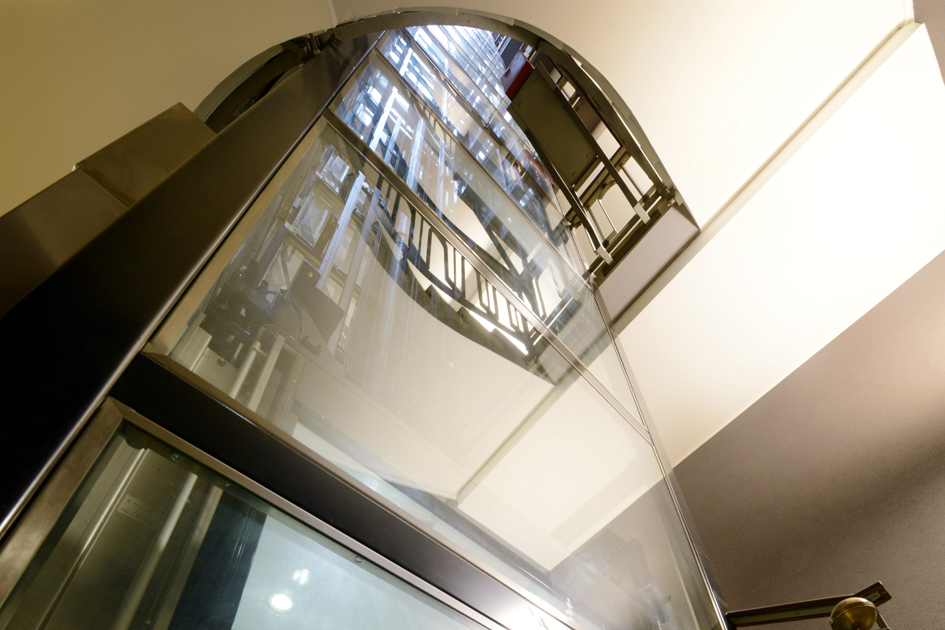 ascensore in vano scala realizzato da Amca Elevatori