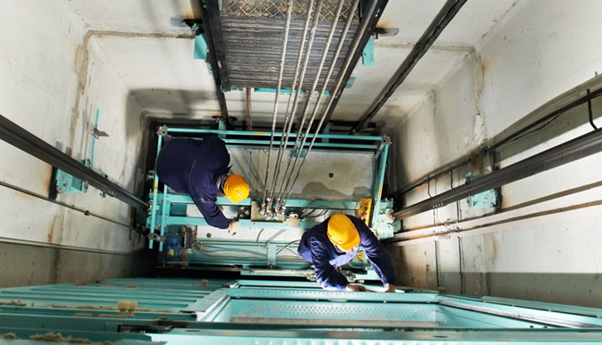 Tecnici che lavorano su un ascensore