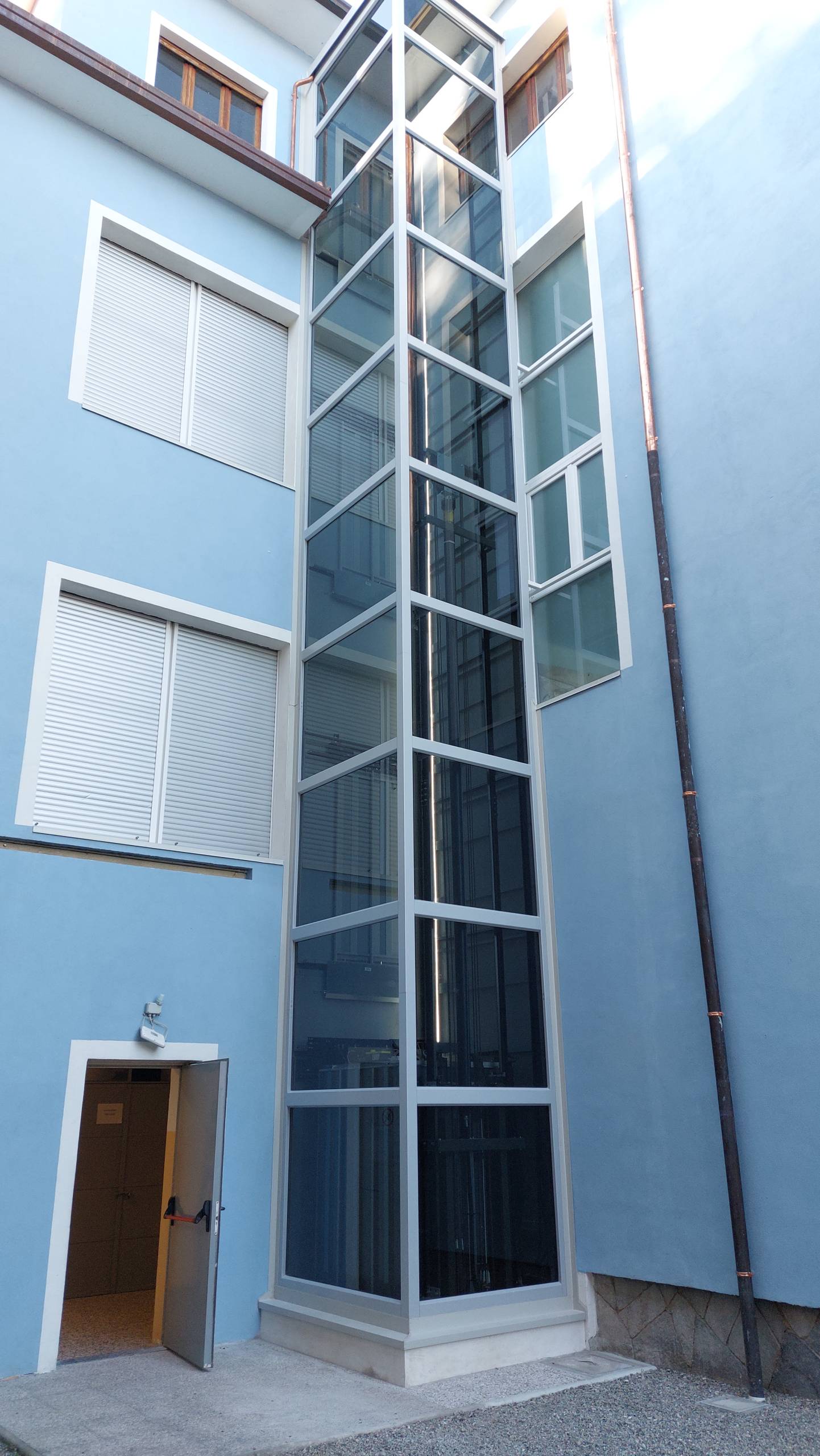 Installazione di una nuova piattaforma elevatrice in una scuola primaria della provincia di Varese