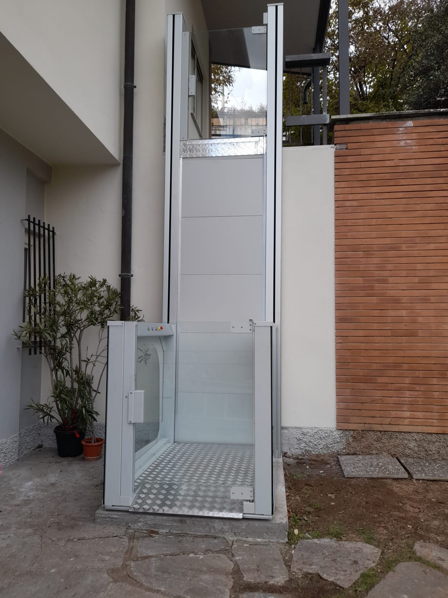 Progettazione ed installazione di una nuova piattaforma elevatrice in casa privata Varese