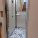 Installazione piattaforma elevatrice a Varese per abbattimento barriere architettoniche in edificio privato
