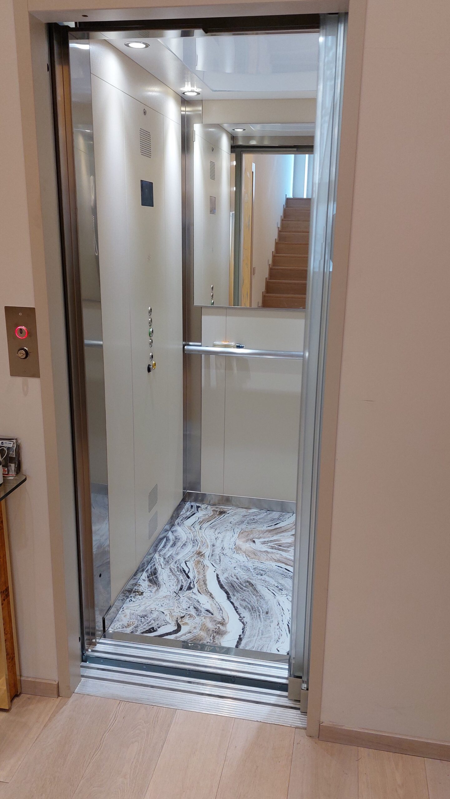 Installazione piattaforma elevatrice a Varese per abbattimento barriere architettoniche in edificio privato